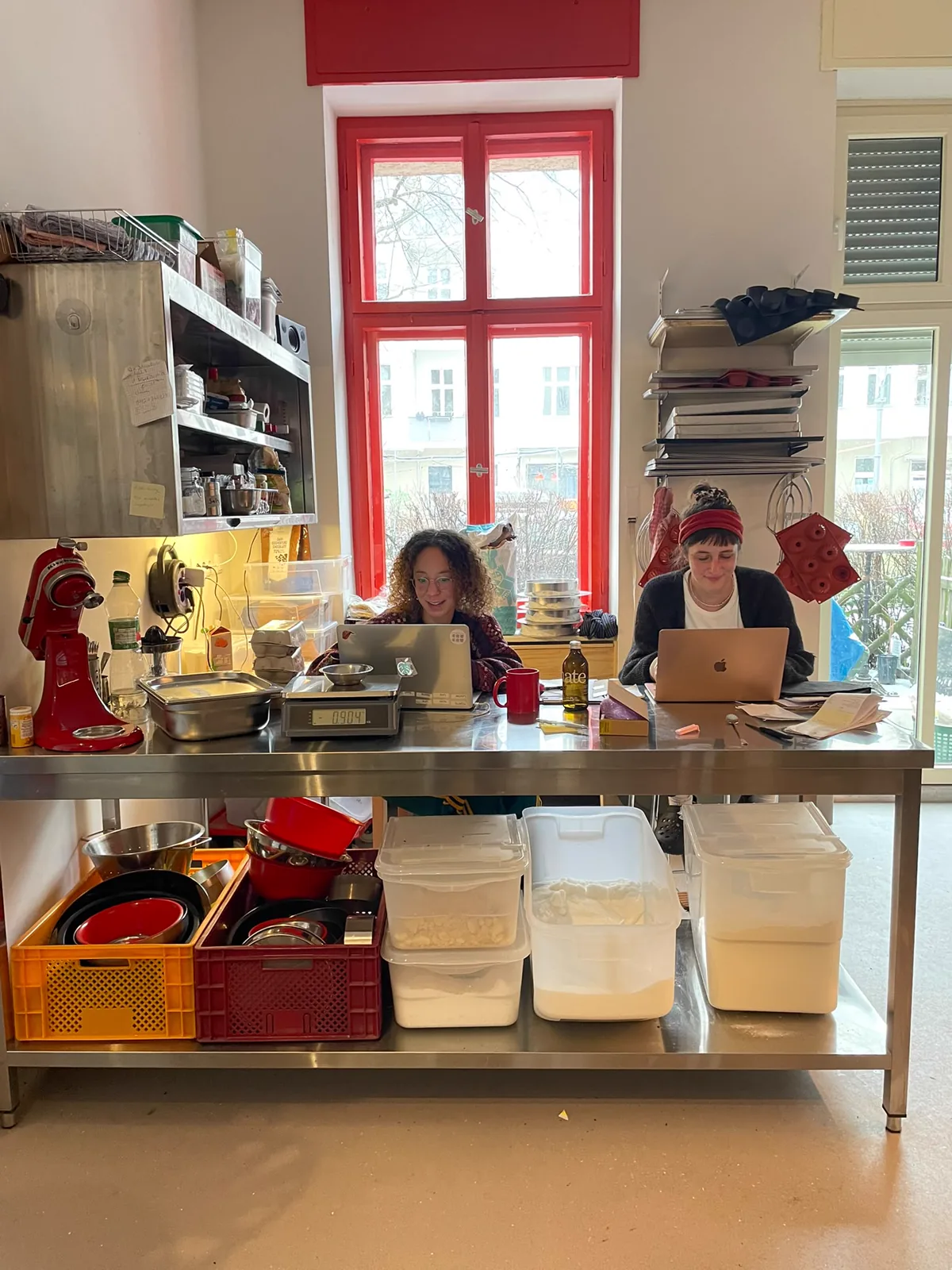 Louise und Karla bei der Arbeit in der Backstube