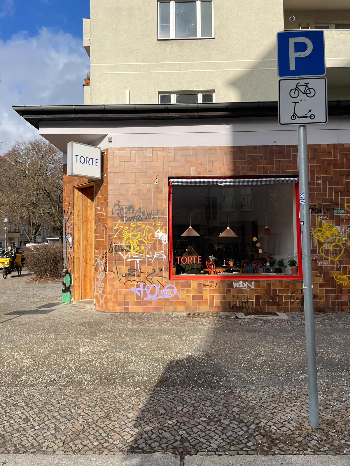 Die Fassade der Konditorei Torte in der Sonne
