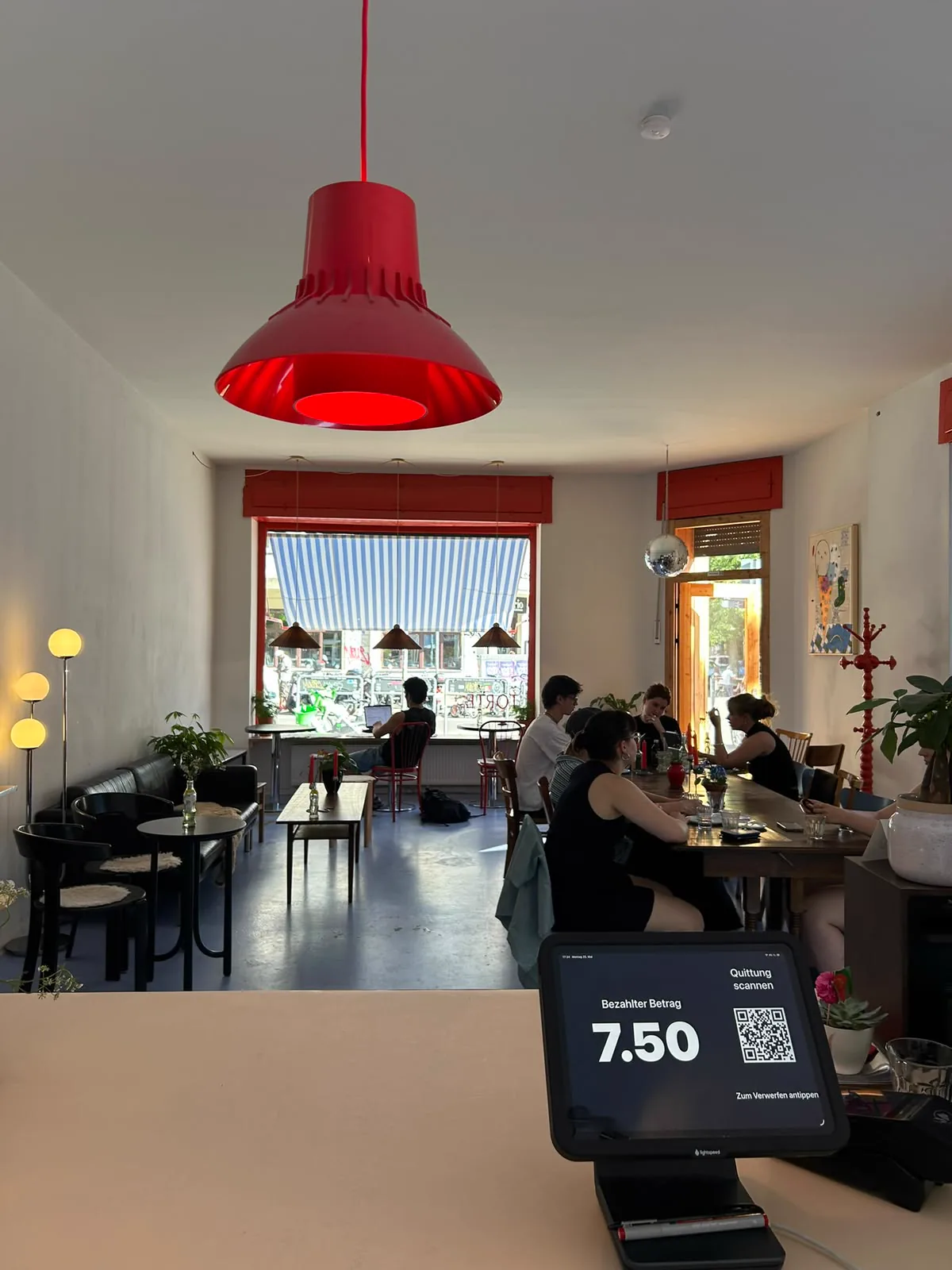 Gäste im Gastraum unter der roten Lampe