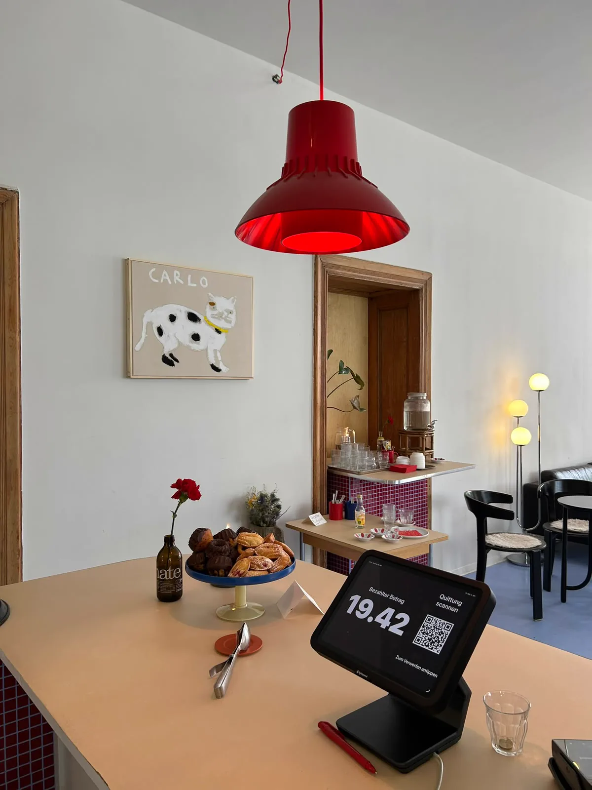 Der Gastraum mit roter Lampe und Carlo-Bild