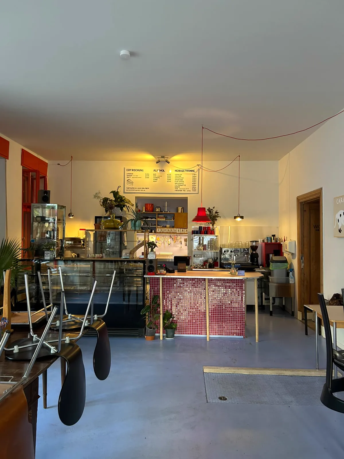 Die Theke und Backstube der Konditorei Torte