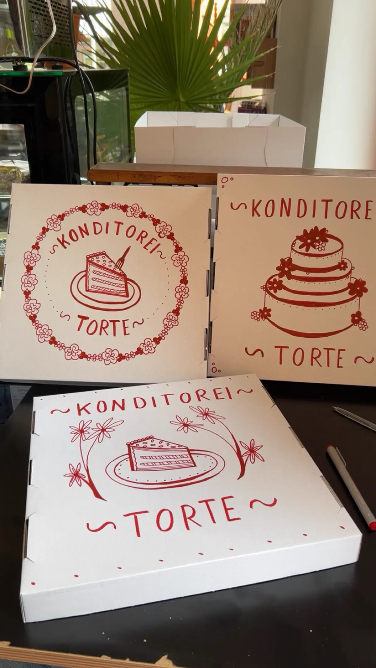 Handbemalte Tortenkartons der Konditorei Torte