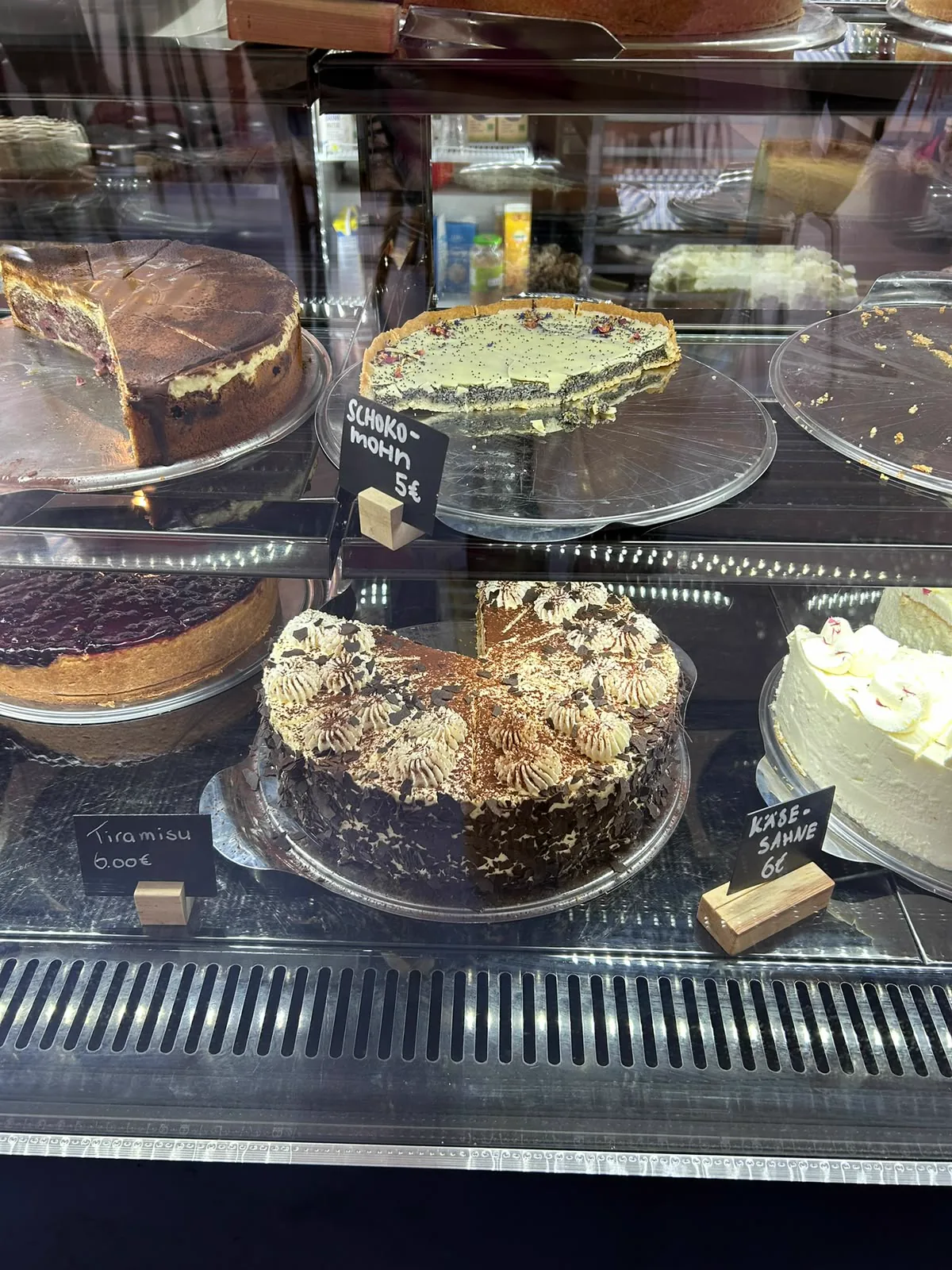 Tiramisu, Käse-Sahne-Torte und weitere Kuchen in der Vitrine