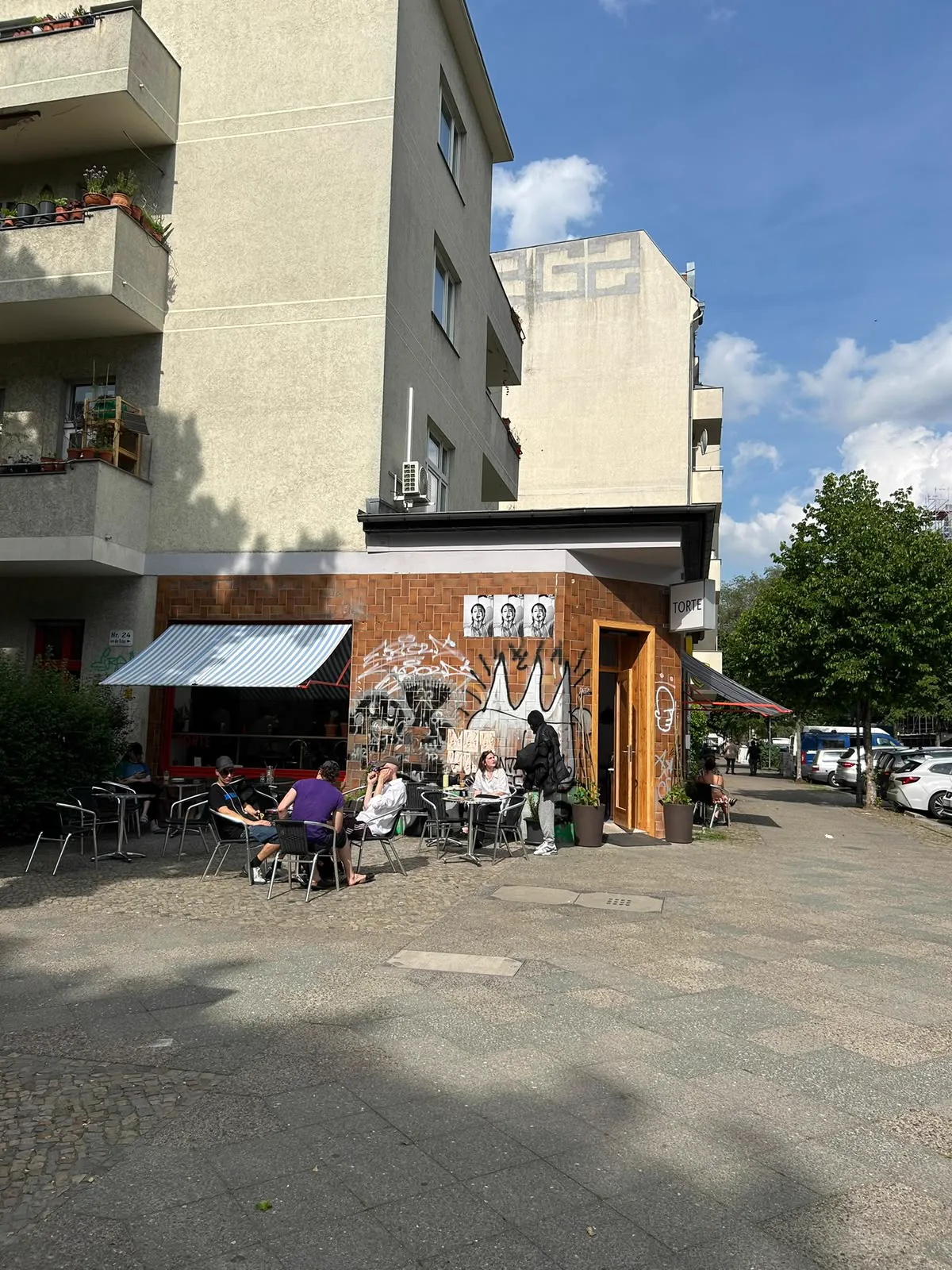Die Konditorei Torte mit Gästen vor dem Café
