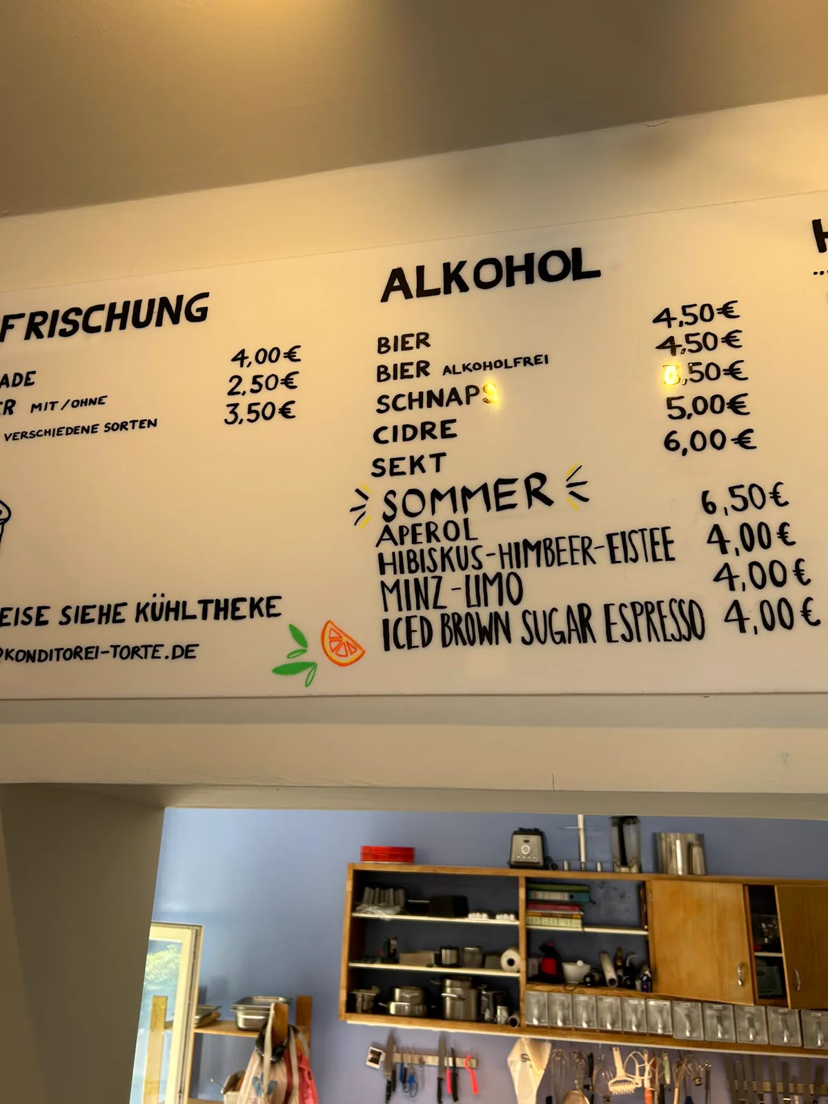 Die handgeschriebene Sommerkarte der Konditorei Torte