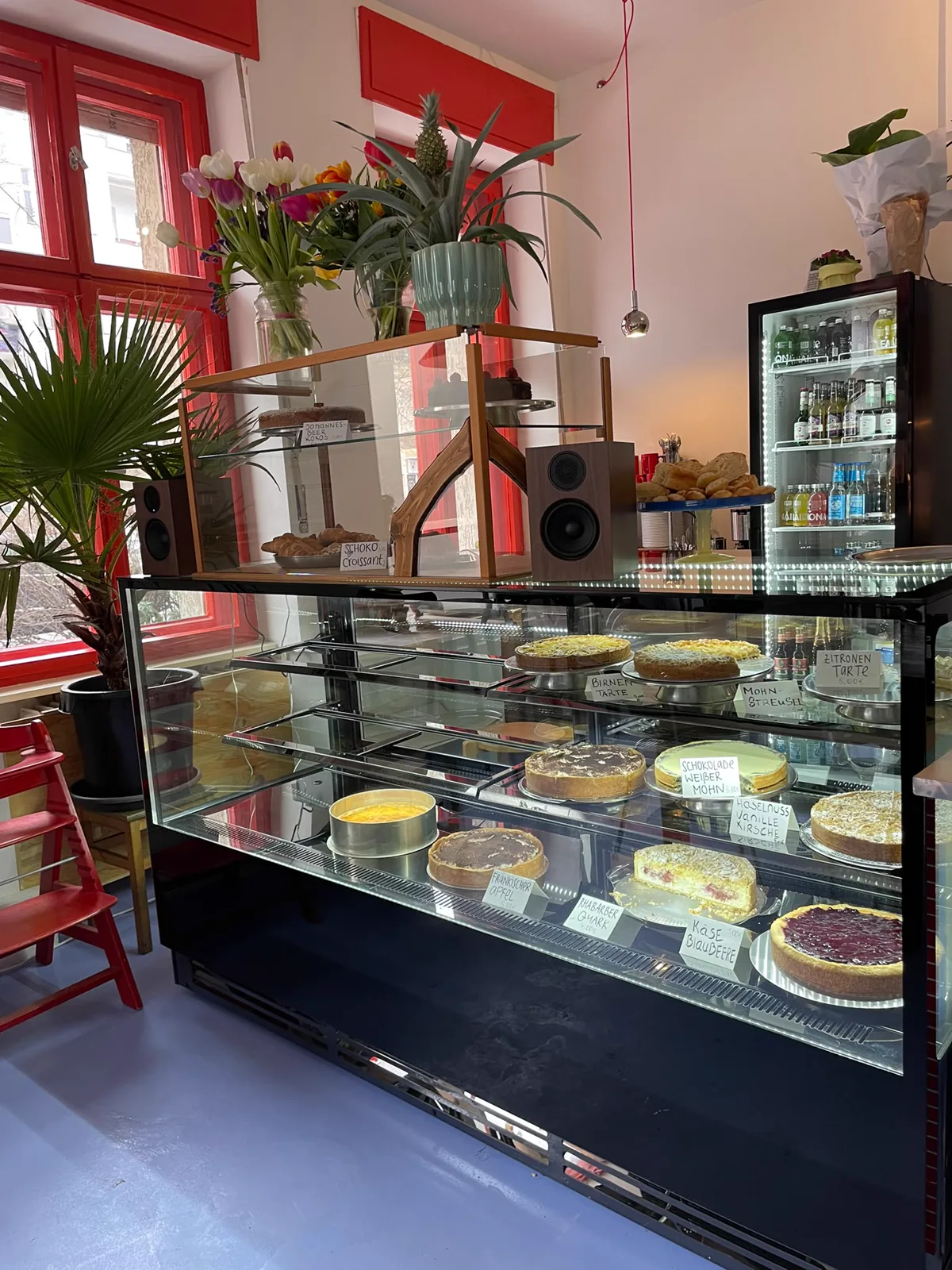 Die gefüllte Kuchenvitrine der Konditorei Torte