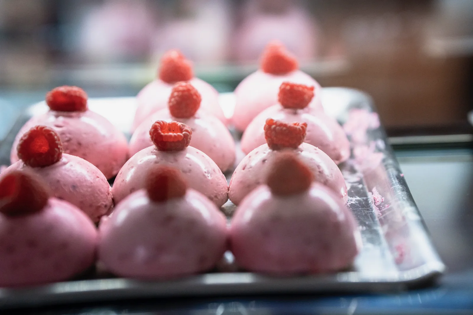 Himbeer-Desserts mit frischen Beeren auf einem Blech