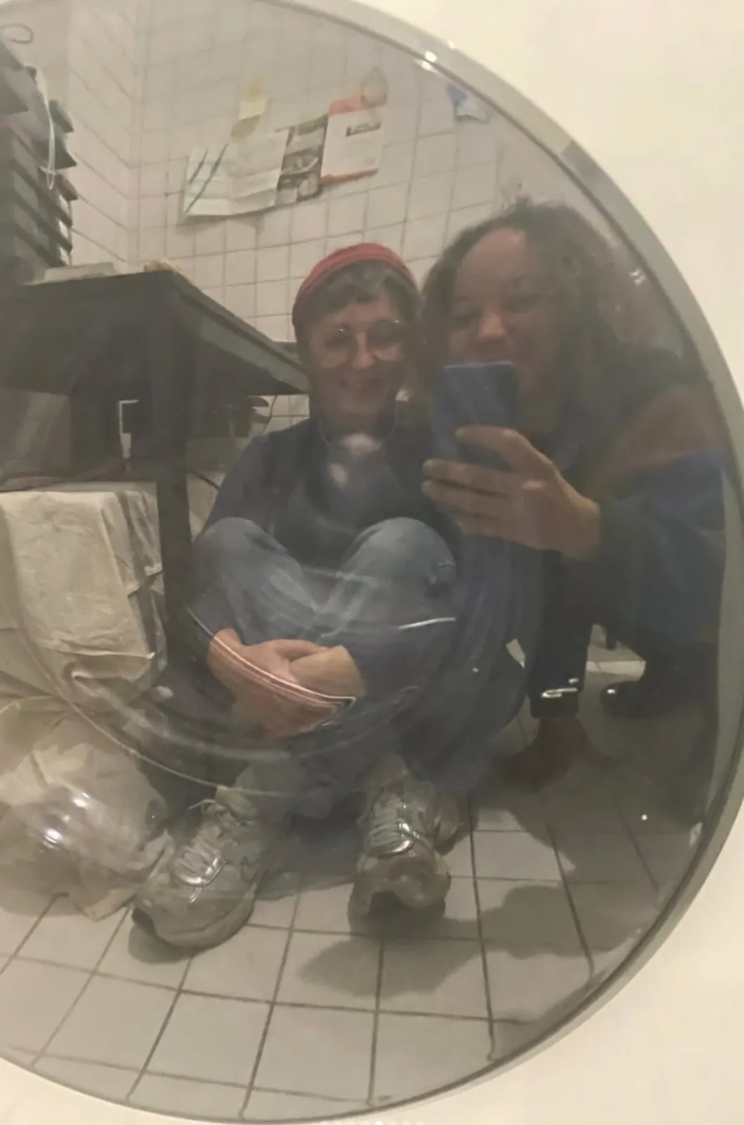 Karla und Louise als Spiegel-Selfie in ihrer Backstube
