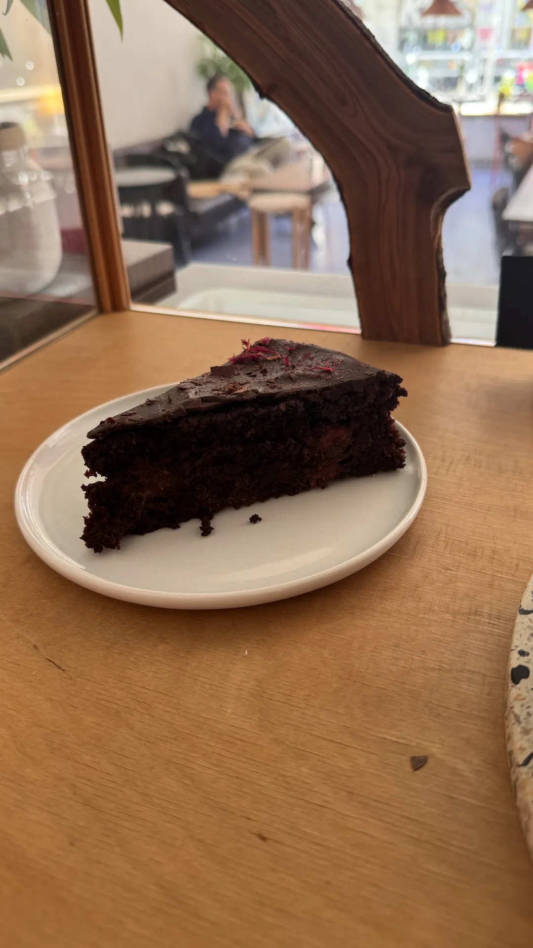 Ein Stück Schokoladenkuchen auf einem Teller