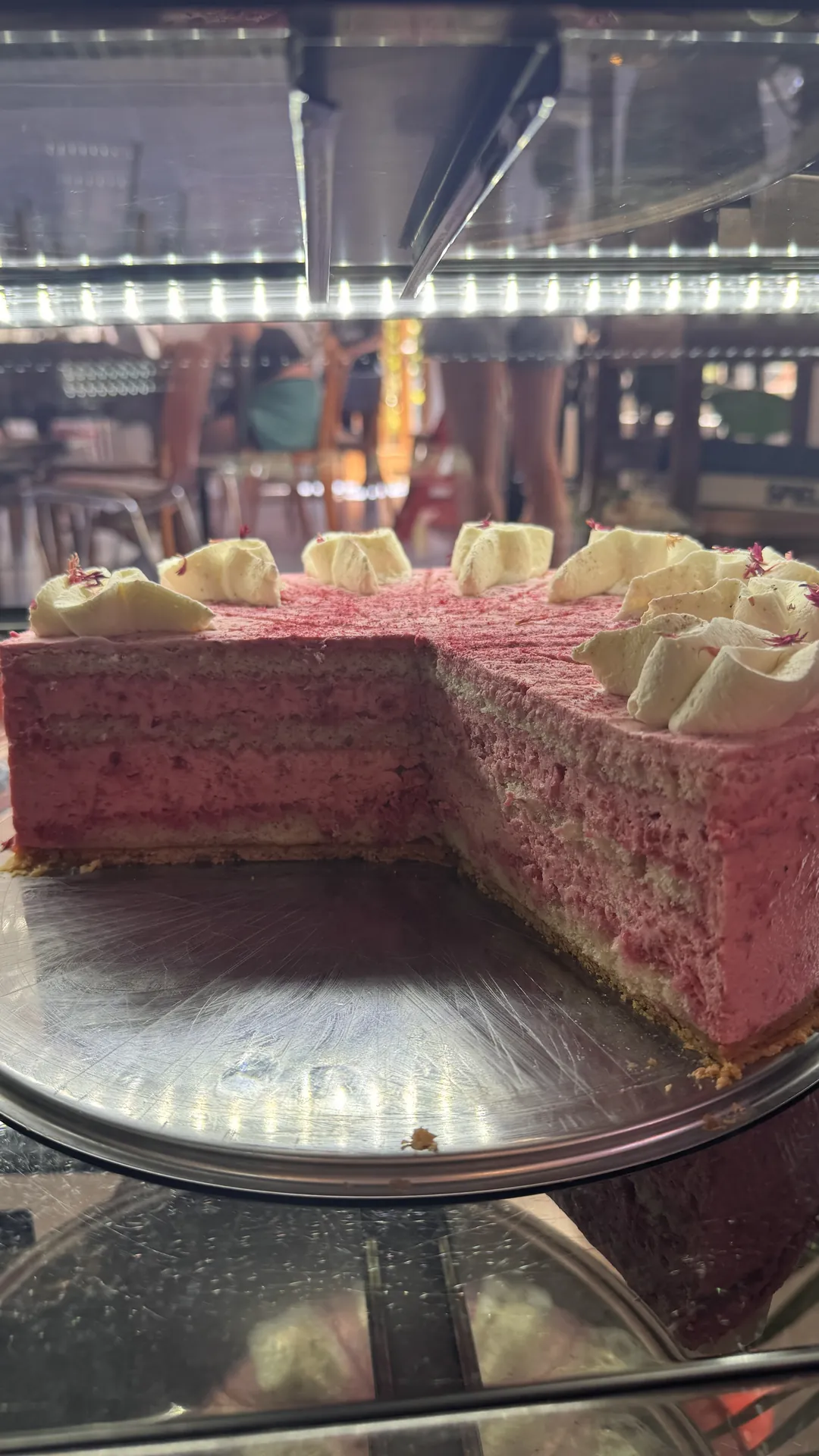 Rosa Schichttorte in der Kuchenvitrine