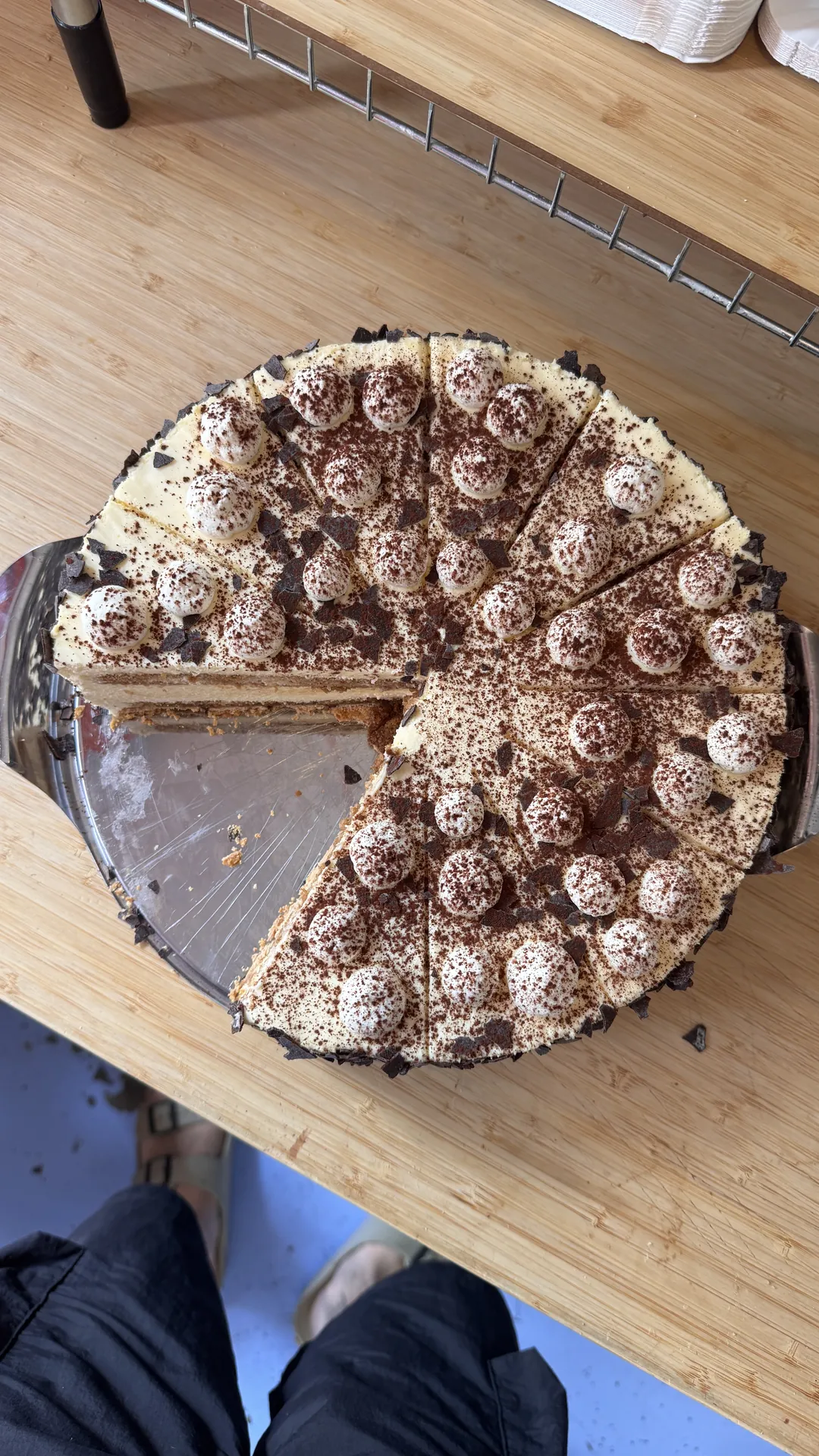 Schokoladenkuchen mit Streuseln aus der Vitrine