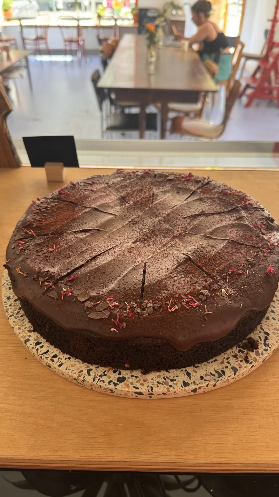 Schokoladenkuchen aus der Vitrine der Konditorei Torte