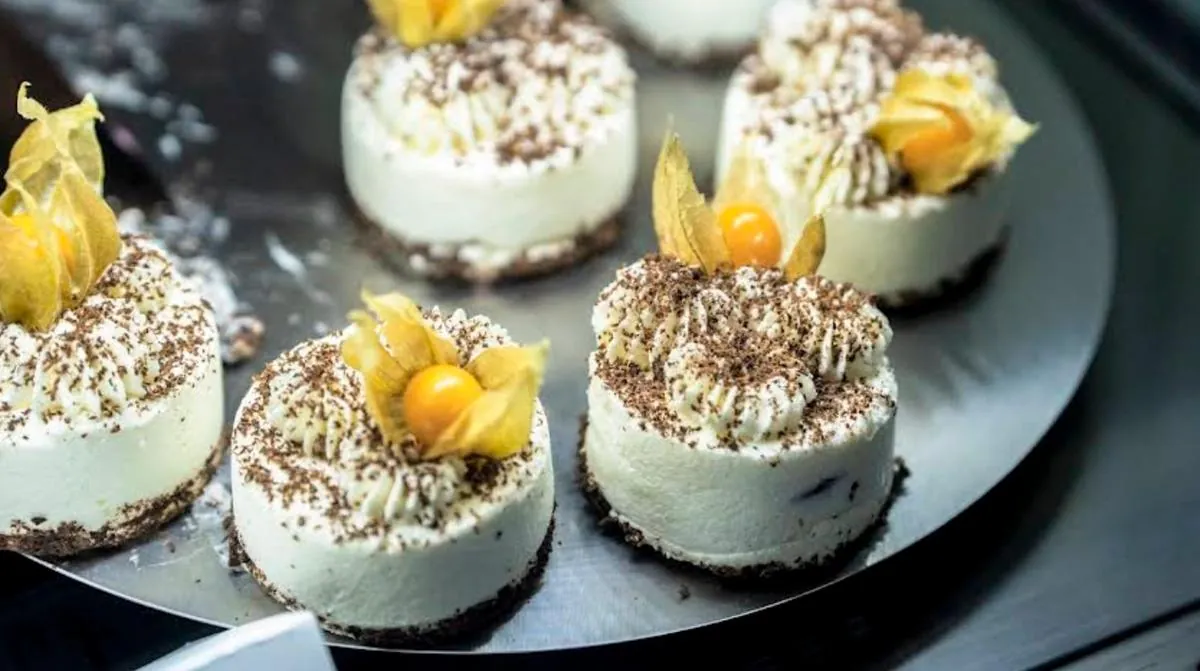 Tiramisu-Törtchen mit Physalis auf einer Platte