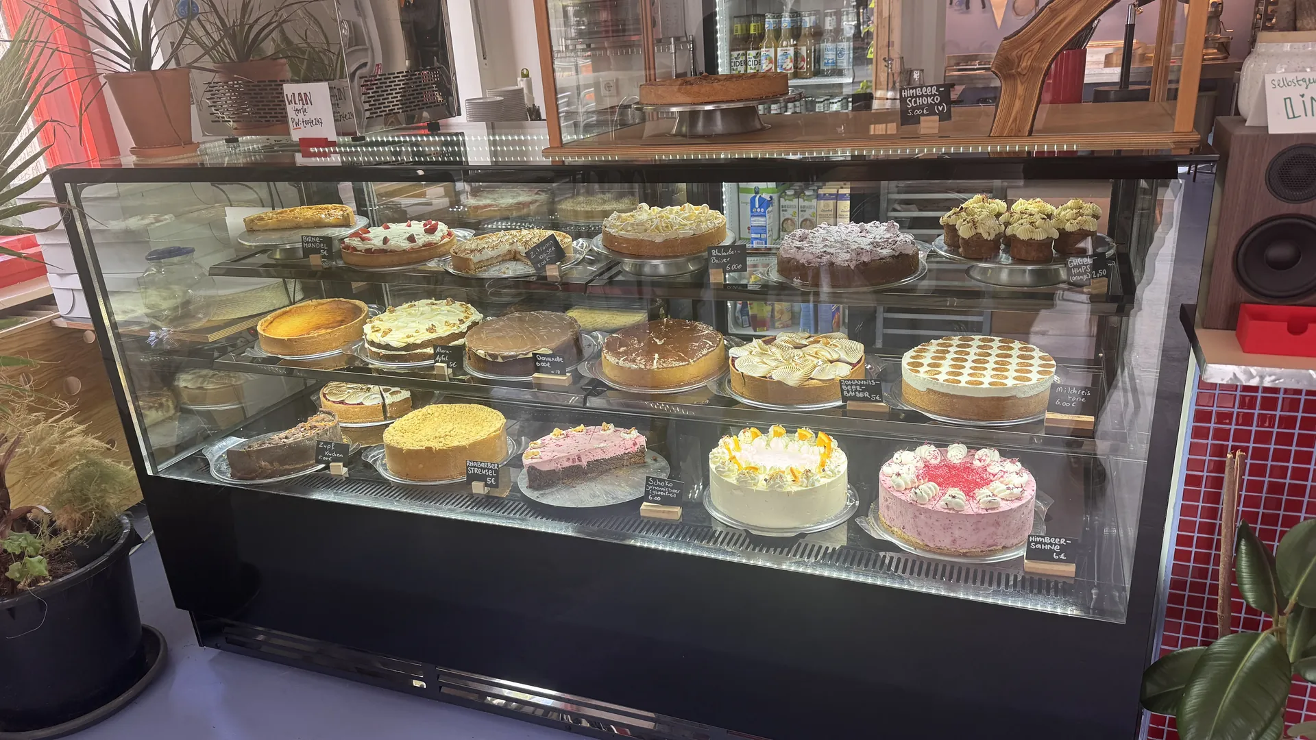 Die echte Kuchenvitrine der Konditorei Torte